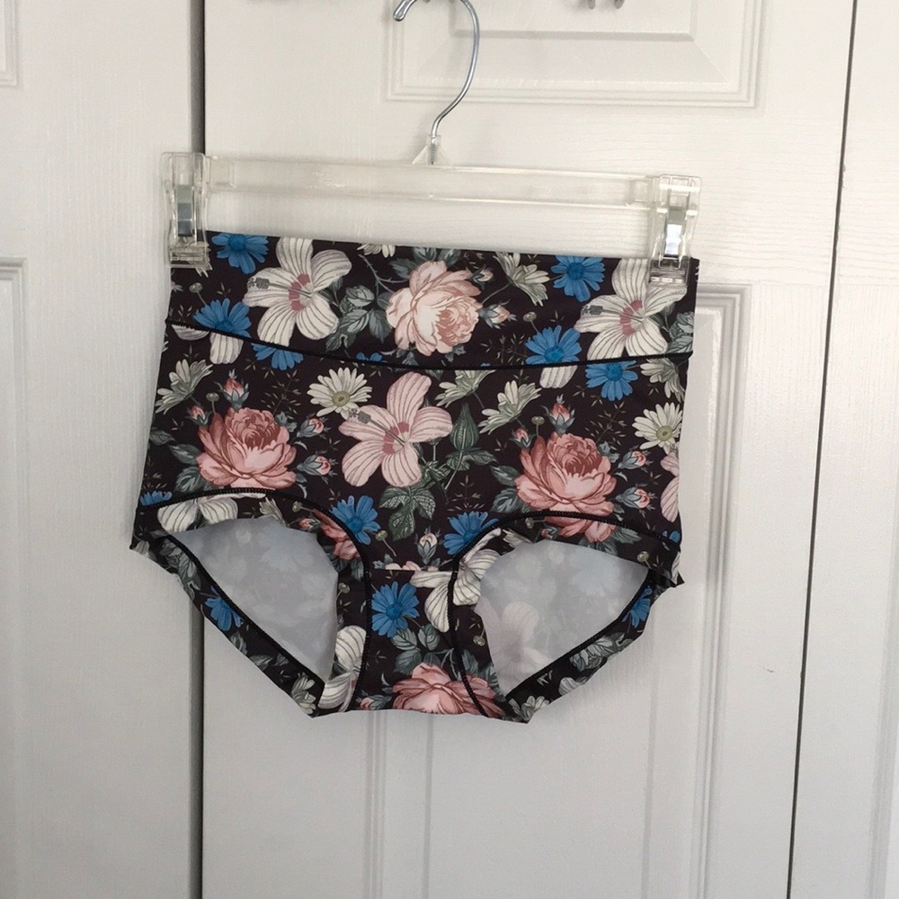Set of 6 women’s floral print panties.